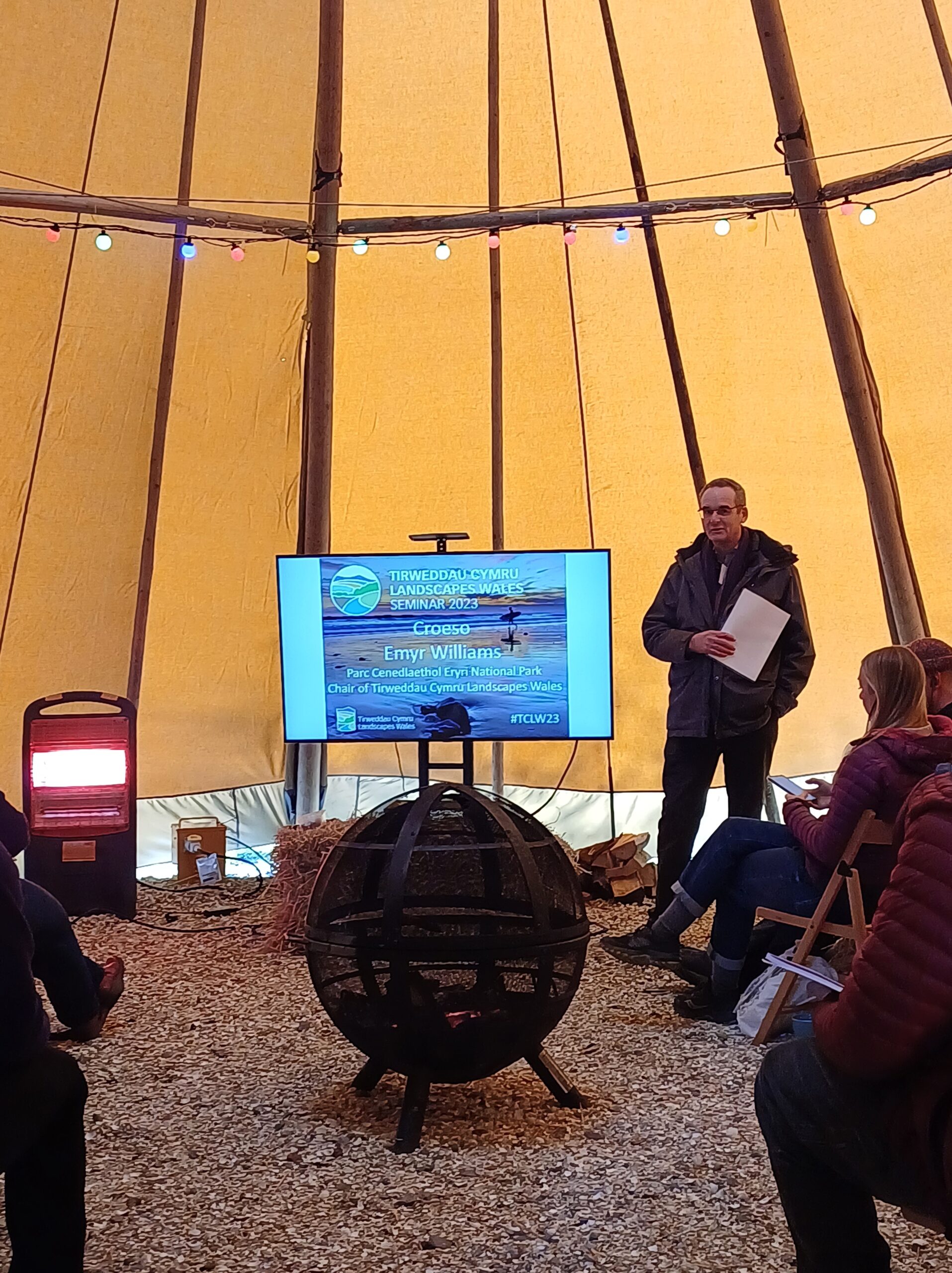 Tirweddau Dynodedig Cymru yn ymgynnull ar gyfer eu seminar gyntaf wyneb yn wyneb.
