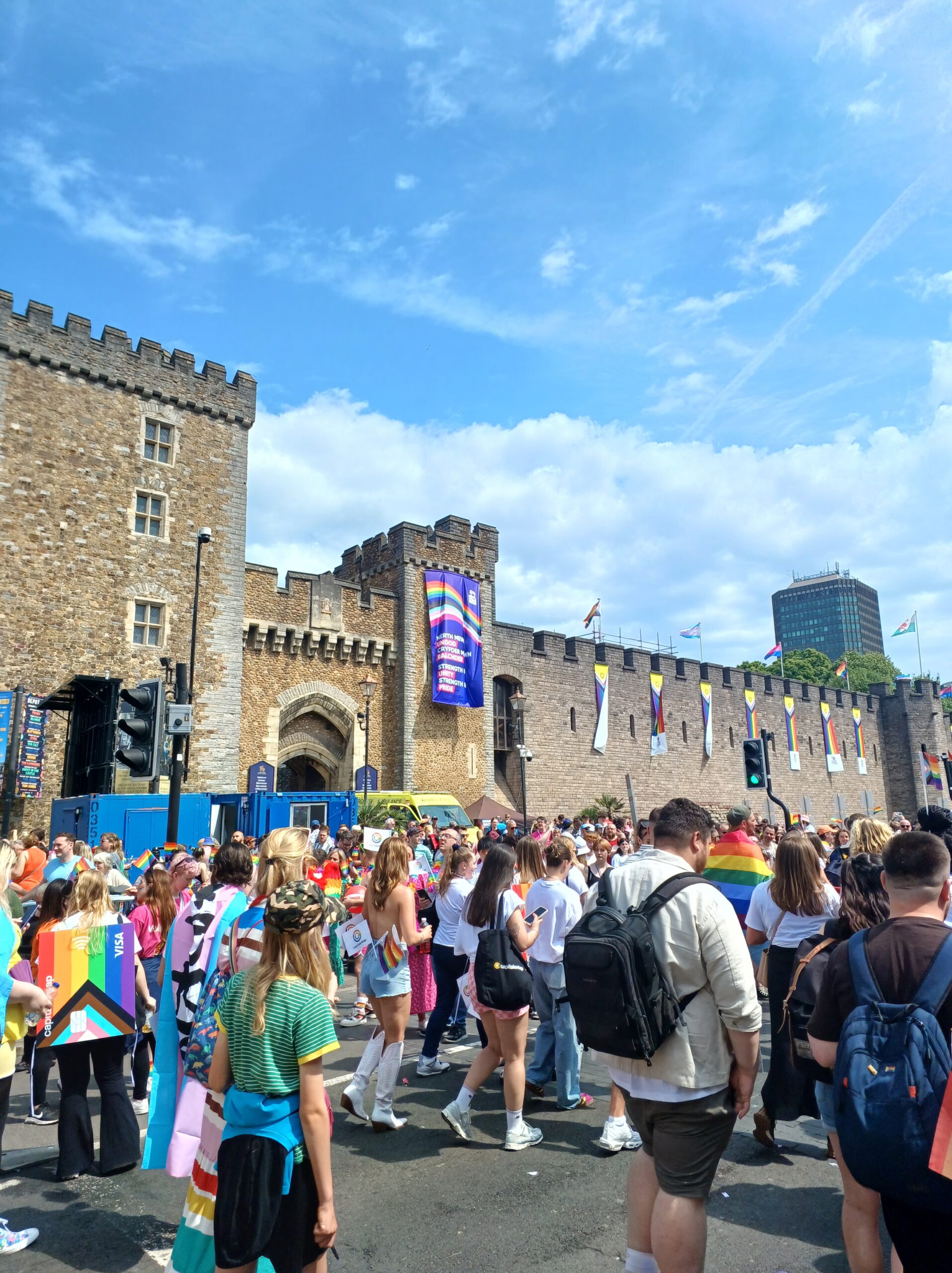 Tirweddau Cymru yn rhan o orymdaith Pride Cymru
